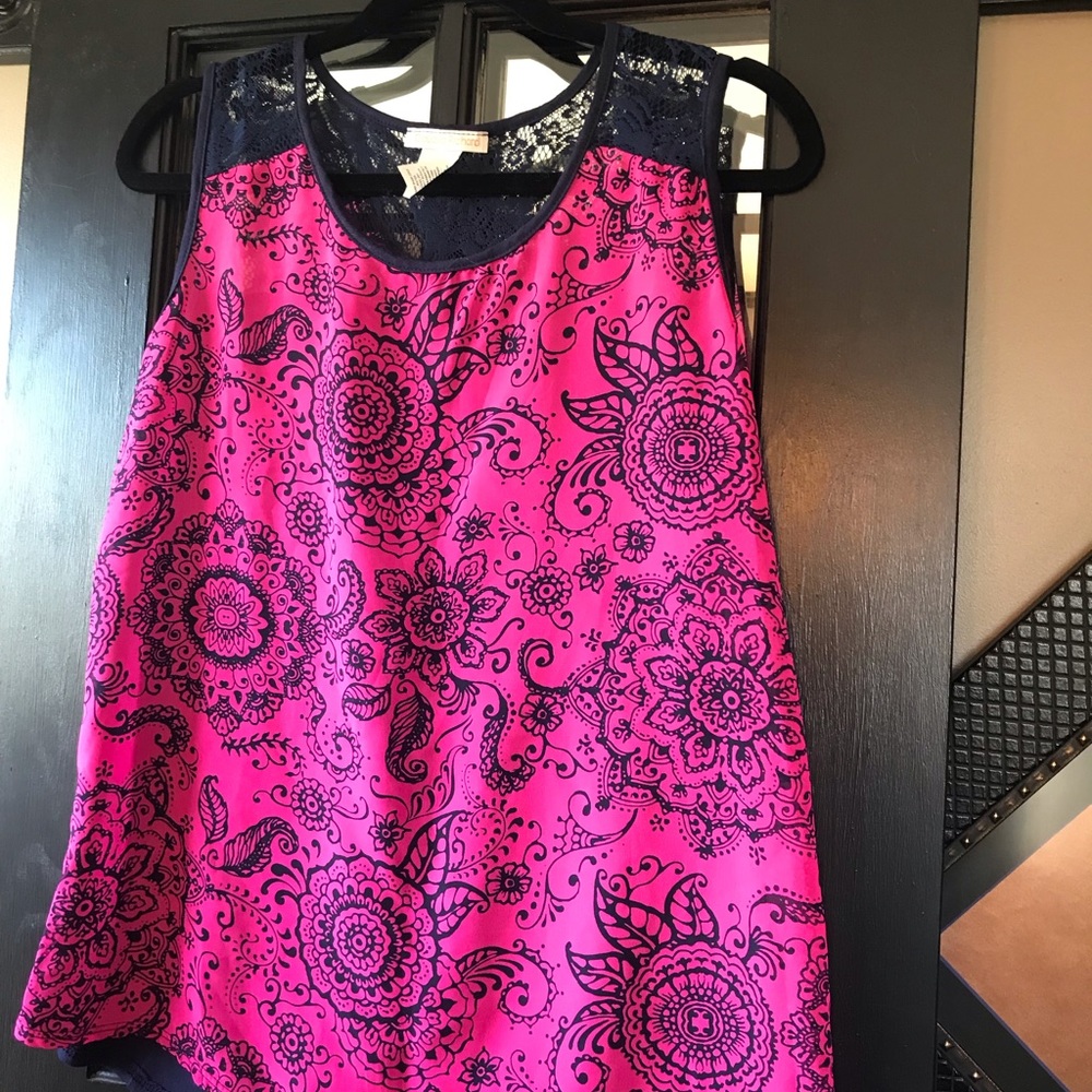 EUC Super cute top w lace accents